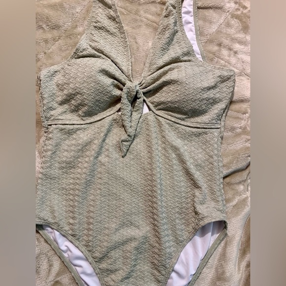 Very nice swim  suit - Picture 2 of 4